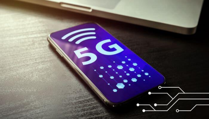 celular na mesa com simbolo de wifi 5g