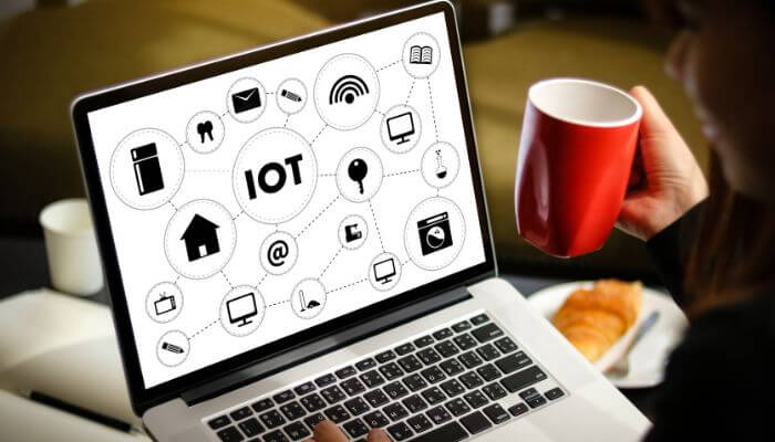 computador com ilustração de iot na tela